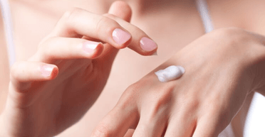 Як доглядати за руками взимку: поради для збереження краси та здоров'я шкіри