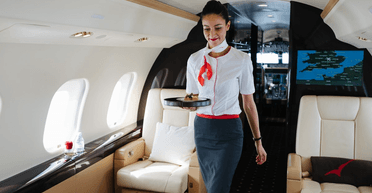 Небезпечні звички: стюардеса назвала три речі, які ніколи не стала б робити в літаку