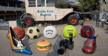 Коронавірус, м'яч і гамбургер: який вигляд має найдивніша колекція автомобілів у світі (відео)