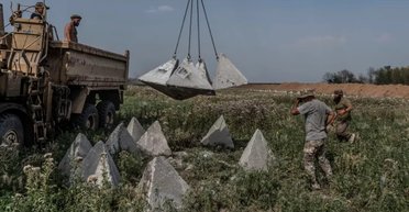 "Копає глибше": Україна почала наймасштабніше будівництво оборонних споруд за весь час війни, — WSJ