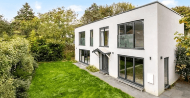 Соседи добились своего: элитную виллу обязали снести из-за "тайного" подвала (фото)