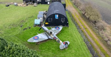 Шокував сусідів: чоловік розмістив у саду літак часів Другої світової війни (фото)