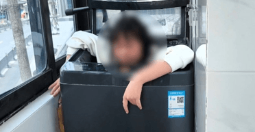 Дівчина залізла в пральну машинку після сварки: далі сталося непередбачуване (фото)