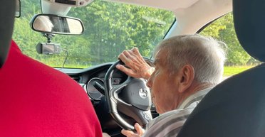 Вік не перешкода: 98-річний пенсіонер знову сів за кермо автомобіля (фото)