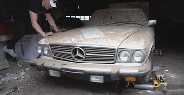 Очень грязный раритет: культовый спорткар Mercedes помыли впервые за 20 лет (видео)