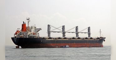 Разбили волны: в Черном море столкнулись суда, которые возят краденое зерно, есть жертвы, — СМИ