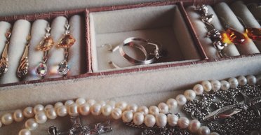 Жінка безплатно взяла скриньку з прикрасами на розпродажі: її вчинок здивував усіх