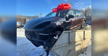 Жена не оценила подарок: в РФ мужчина выбросил на помойку Porsche Macan (фото)
