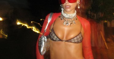 В бюстгальтере и украшениях Gucci: Дуа Липа ярко отпраздновала день рождения