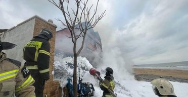 В РФ вертолет рухнул на жилой дом: много пострадавших  (видео)