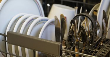 Какую посуду никогда нельзя мыть в посудомойке: советы, как очистить утварь (фото)