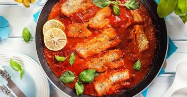Вечеря, гідна морських богів: неймовірно ароматна риба в томатному соусі