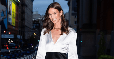 Супермодель Карлі Клосс зʼявилася на публіці в образі українського бренду (фото)