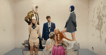 "Не знаю, як вивозити": росіяни зруйнували студію з нового кліпу Дорофєєвої (фото)