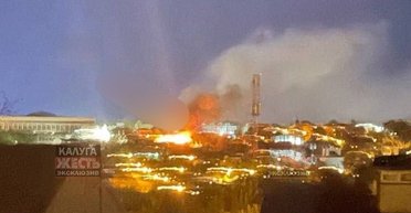 Взрывы в Калужской области: дроны атаковали нефтеперерабатывающий завод (видео)