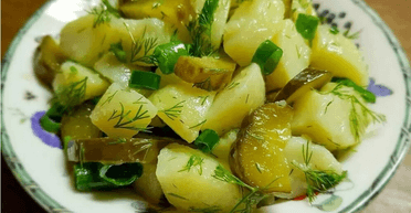 Німецький салат із картоплею в мундирі та солоними огірками: рецепт бюджетної страви