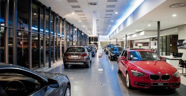 Переконала чайовими: американка "купила" новенький BMW за підробленим чеком (фото)