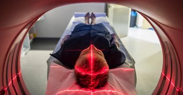 Пронесла пістолет: жінка спричинила стрілянину в кабінеті МРТ