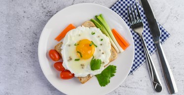 Что есть на завтрак? Диетологи назвали 5 преимуществ несладкого завтрака