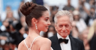 Підійшло ідеально: Керіс Дуглас у день народження одягла стару сукню своєї матері (фото)