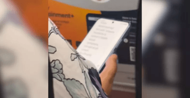 Пасажирка прочитала повідомлення, яке надіслала жінка попереду, і не повірила своїм очам