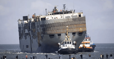 Плавуче кладовище машин: зі згорілого вантажного судна дістають уцілілі авто (фото)