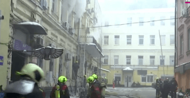 Масштабный пожар в Киеве: горит офисное здание на Крещатике, подробности (видео)