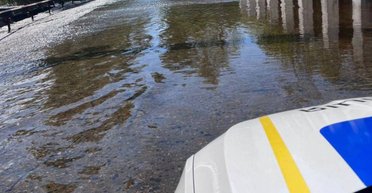 На Киевщине произошел перелив воды из Днепра через дамбу: полиция предупреждает водителей (фото, видео)