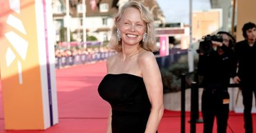 Больше не блондинка: Памела Андерсон изменила прическу и цвет волос (фото)