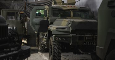 Украинские волонтеры переделали трофейный броневик в командно-штабную машину (фото)