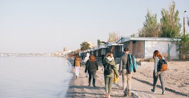 Жінка під час прогулянки знайшла загадкову яскраво забарвлену істоту на пляжі (фото)