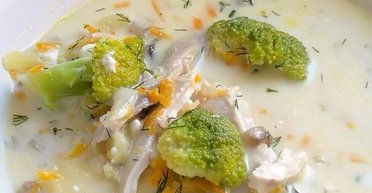 Наситить і зігріє: рецепт курячого супу з сиром і вершками