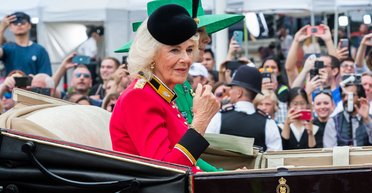 Королеву Каміллу не додають до сімейних чатів: у чому причина