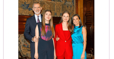 Королева Іспанії Летиція показала дорослих доньок (фото)