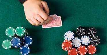 В Южной Корее мужчина обманывал друзей болезнью отца: мошенник получил более $30 тысяч