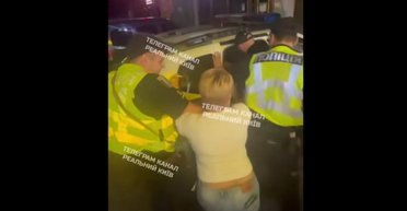 Ноги торчали из дверей: в Киеве очевидцы сняли силовое задержание мужчины (видео)