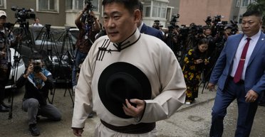 Дизайнерские сумочки отправили премьер-министра Монголии в отставку: подробности