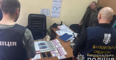 Вимагав 50 тис. гривень: у Запоріжжі на хабарі затримали працівника міськради (фото)