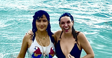 57-річна Сальма Хаєк у купальнику з папугами звернулася до фанатів (фото, відео)