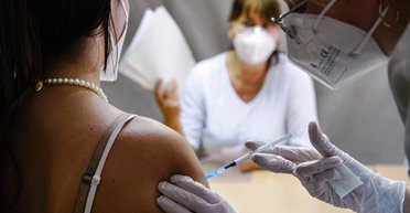 Третья доза. Почему вакцинироваться от коронавируса придется каждые полгода