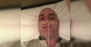 Спортсмен воткнул в нос провод от iPhone и изображал больного раком (фото, видео)