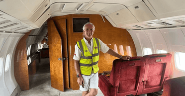 Мужчина 35 лет собирает и утилизирует редкие самолеты: один из них принадлежал Саддаму Хусейну (фото)