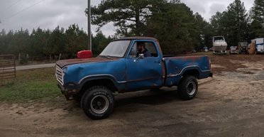 Американская мощь: пикап Dodge завелся и поехал после 42 лет простоя в лесу (видео)