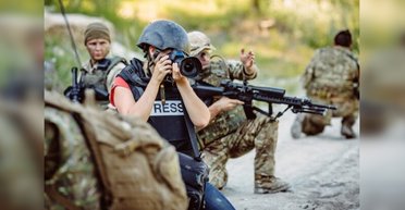 Огляделся и увидел травмированных: оккупанты ранили журналиста DW и убили бойца ВСУ