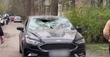 Завидна живучість: пошкоджене внаслідок обстрілу Києва авто завелося і поїхало (відео)