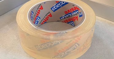 Бренд Balenciaga представив браслет у вигляді рулону скотчу за 3000 євро