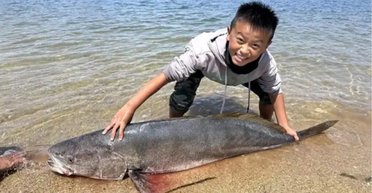 "Таке буває раз у житті": хлопчик виловив морського окуня із себе зростом (відео)