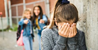 В Киеве подростки избили 13-летнюю школьницу: полиция уже разыскала обидчиц