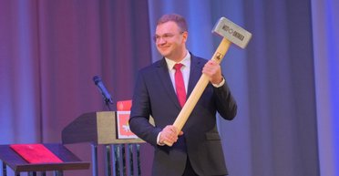 В РФ губернатор вручил мэру Перми кувалду, чтобы тот "выбивал дурь" из голов чиновников (видео)