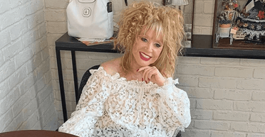 76-річна Алла Пугачова з новою зачіскою прийшла на вечірку до українки (фото)